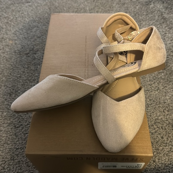 Women’s Shoe - Picture 3 of 4